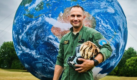 Bojový pilot, člen týmu astronautů Evropské kosmické agentury Aleš Svoboda.