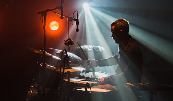 Mammal Hands - bubeník Rob Turner.
