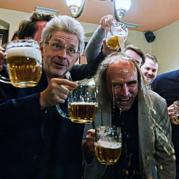 Senátor Zdeněk Papoušek oslavuje ve volebním štábu